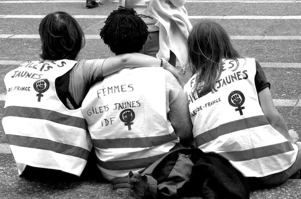 « Acte XXX » des Gilets jaunes, à Drancy (8 juin 2019)

https://www.en-attendant-nadeau.fr/2020/07/23/militer-archiver-lutter/
© Plein le dos

3 femmes Gilets jaunes sont assises sur le bitume et se blotissent l'une contre l'autre.