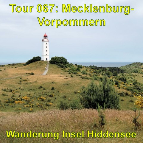 Weißer Leuchtturm mit einem roten Dach auf einer Anhöhe. Der Leuchtturm steht inmitten einer hügeligen Landschaft mit Gräsern und Büschen. Einige Menschen sind auf dem Weg zum Leuchtturm zu sehen werden. Im Hintergrund ist das Meer sichtbar. Der Himmel ist leicht bewölkt, aber es ist dennoch ein heller Tag. Die Vegetation ist typisch für Küstenregionen, mit niedrigen Sträuchern und Gras, das im Wind zu wogen scheint.
