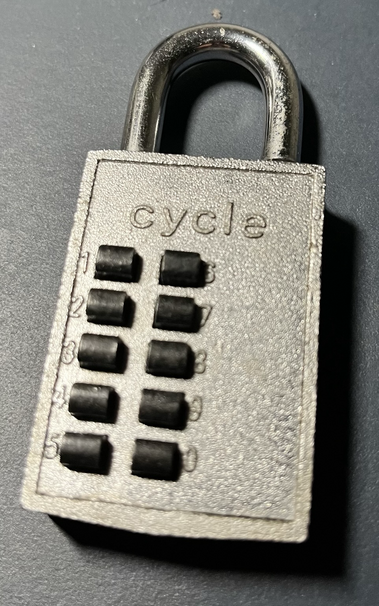 Vorderseite: Zahlenschloss, bei dem Nubsies nach unten gedrückt werden. Text: cycle und zehn Zahlen von 1 bis 0