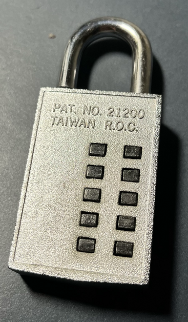 Rückseite: Zahlenschloss, bei dem Nubsies nach unten gedrückt werden. Text: Pat. No. 21200 Taiwan R.O.C.