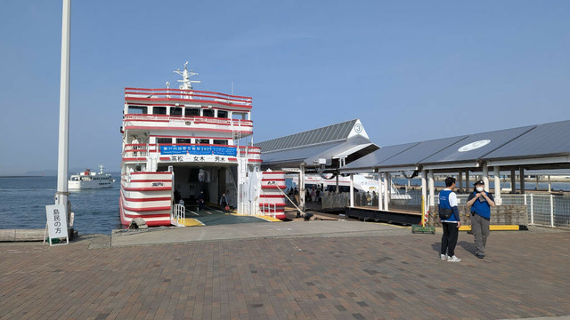Meon (the ferry to Megijima and Ogijima) at Takamatsu Port, waiting to depart for its 4pm trip. The sky is a wonderful blue, quite a contrast from the thick fog this morning.