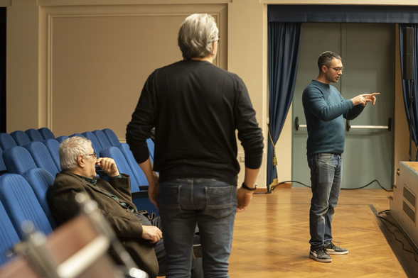 Il direttore del Conservatorio, Donato Della Vista, e Andrea Palmacci osservano il compositore Nicola Monopoli che dà istruzioni all’orchestra e ai tecnici.
