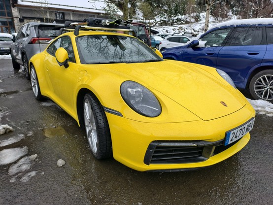 Porsche 911 amarillo vista frontal lateral derecha.