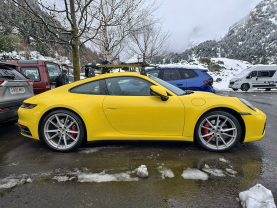 Porsche 911 amarillo vista lateral derecha.