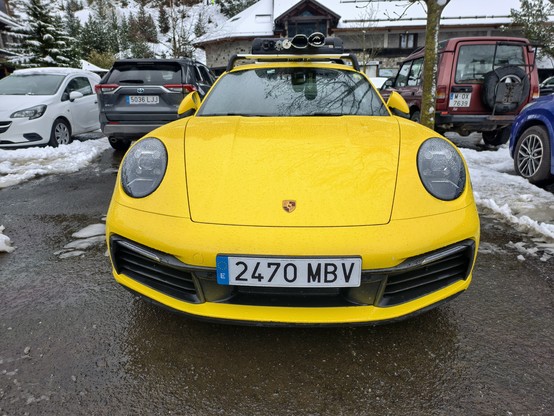 Porsche 911 amarillo vista frontal.