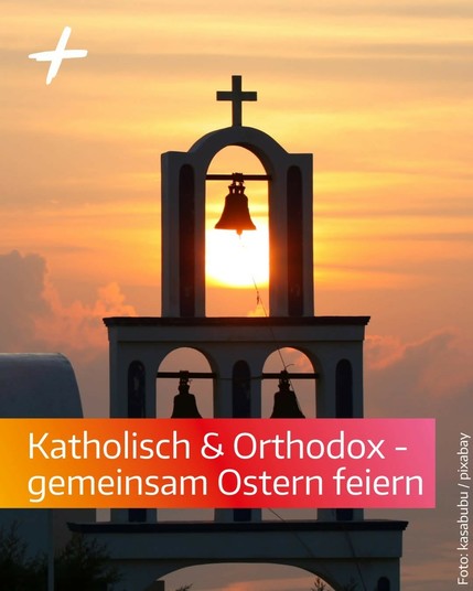 Vor einem orangefarbenen Sonnenuntergang ist ein Kirchturm mit drei Glocken und einem Kreuz auf der Spitze zu sehen. Die Sonne steht direkt hinter der oberen Glocke. Im unteren Bereich des Bildes steht auf einem farbigen Balken: „Katholisch & Orthodox – gemeinsam Ostern feiern“.