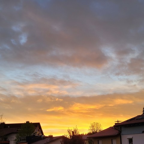 Orangener Himmel über den Häusern