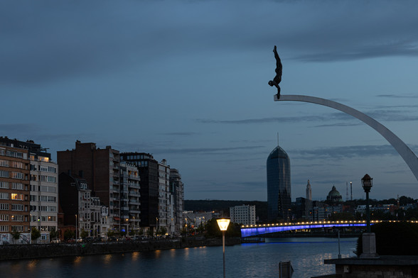 The diver and his bow.
Der Taucher und sein Bogen.
Le plongeur et son arc.