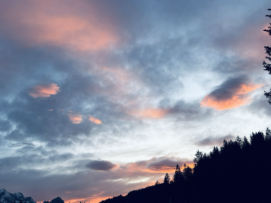 Abendröte, Wölkchen am hellblauen Himmel