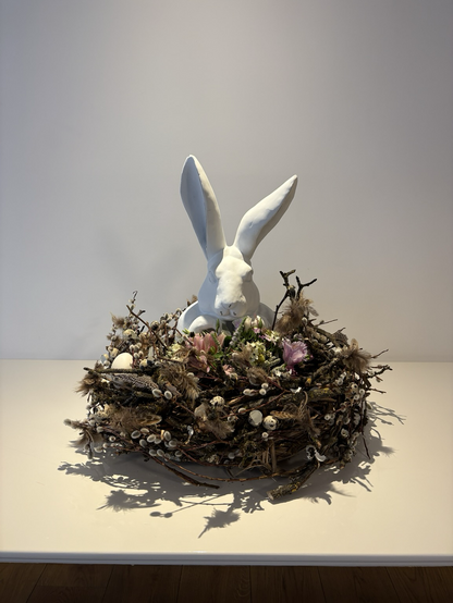 Weißer Keramik Osterhase in Weidennest mit Blümchen