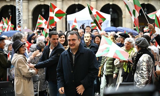 El presidente del EBB, Aitor Esteban, y el lehendakari, Imanol Pradales, saludan a los militantes del PNV en la Plaza Nueva de Bilbao (David de Haro - Europa Press)