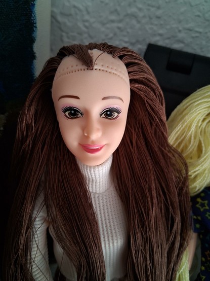 Otra muñeca tipo Barbie con el pelo de hilo a medio poner también. Está vez es hilo de coser normal, del finito y de color castaño. Me está llevando aún más tiempo y aunque no lo parezca, llevo solo la mitad