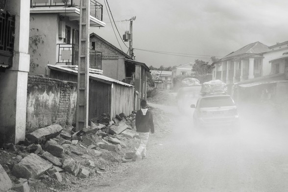 Gros nuage de poussière soulevé par le passage des automobiles sur la RN7