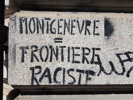 Graffiti "Montgenèvre = frontière raciste"
