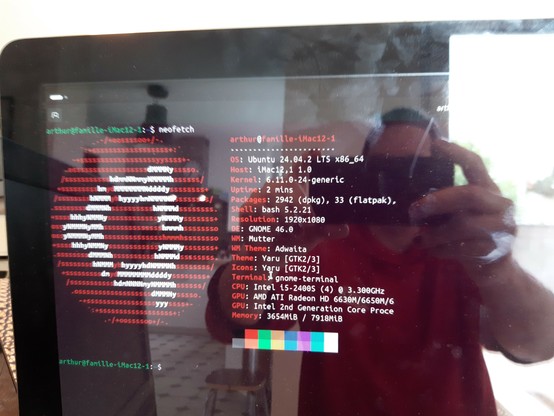 Photo de l'écran du iMac 2011 avec un terminal affichant neofetch qui indique des informations sur le système installé