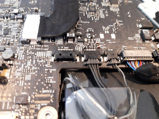 Photo gros plan de la carte mère avec un cable déconnecté