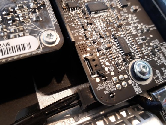 Photo gros plan de la carte d'alimentation avec un cable déconnecté