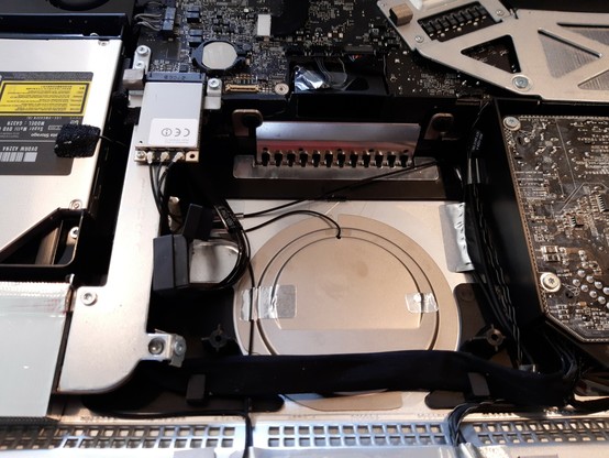 Emplacement vide à l’intérieur de l'iMac 2011 où était le disque HDD.