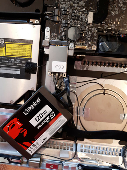 Photo de l’intérieur d'un iMac 2011 avec un SSD qui remplace le disque dur.