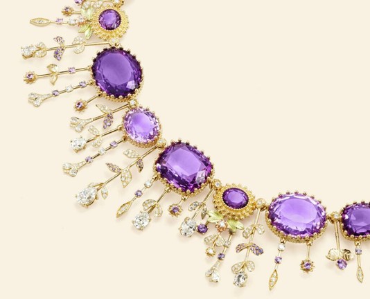 Jardin Pierreries necklace in yellow gold, close-up photo.