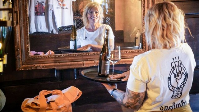 Spelunkerei und Kraftpaule: Ein Treuebekenntnis für die Lieblingskneipe – zum Anziehen