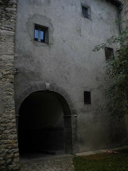 Immeuble à #Mende (#Lozère) Ancien hôtel particulier XVIIIe siècle de la famille Malgloire de Salles, puis hôtel Barbot. Dénommé Chanterone par les familles qui le possèdent actuellement. Bâtie contre le rempar...
Suite 👉 https://monumentum.fr/monument-historique/pa00103865/mende-immeuble
#Patrimoine #MonumentHistorique
Photo CC-BY-SA 4.0 : ShreCk