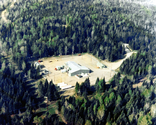 1982 aerial view of the U.S. Navy Clam Lake, Wisconsin, ELF transmitter facility, used to communicate with deeply submerged submarines. By Service Depicted: Navy - ID:DNSC8203911, Public Domain, https://commons.wikimedia.org/w/index.php?curid=930796
