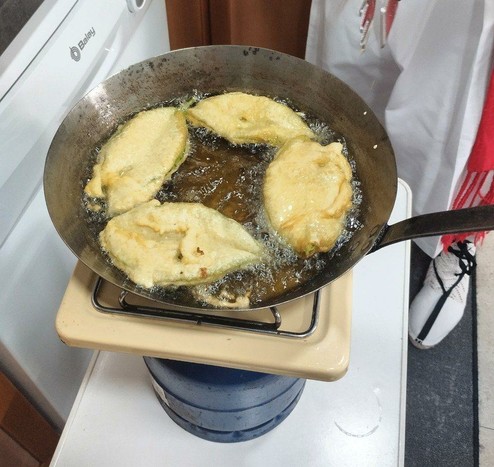 Sartén al fuego con cuatro hojas de limón rebozadas.

O dicho de otra manera, Paparajotes.