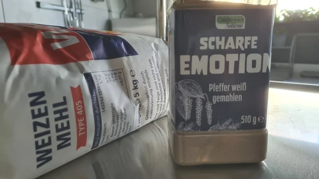 5-kg-Sack Mehl und 500-g-Pfeffer-Behälter, dieser beschriftet mit 'Scharfe Emotion'
