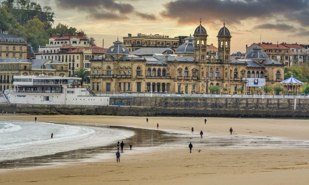 La playa de La Concha y el Ayuntamiento de San Sebastián. (Getty Images)