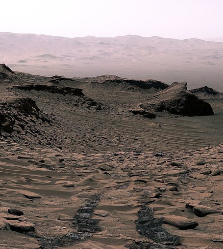 Il rover Curiosity della NASA vede le sue tracce in lontananza in un sito soprannominato “Ubajara” il 30 aprile 2023. In questo sito Curiosity ha scoperto la siderite, un minerale che può aiutare a spiegare il destino dell'antica atmosfera più densa del pianeta.