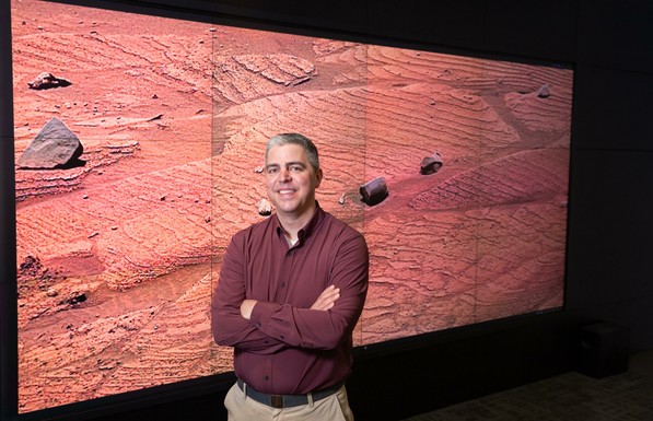 Ben Tutolo, professore associato presso il Dipartimento di Terra, Energia e Ambiente della Facoltà di Scienze dell'Università di Calgary, è il ricercatore principale di un documento su Marte. Tutolo è uno scienziato partecipante al team del Mars Science Laboratory Curiosity Rover della NASA.