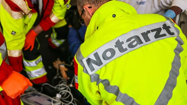 Arbeitsunfall in Halle: Mann wird unter Rolltor eingeklemmt und stirbt