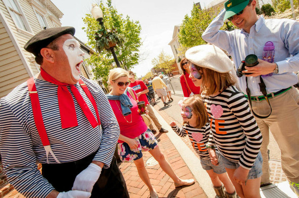 A mime performing at Georgetown French Market
