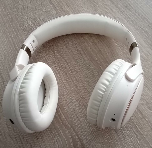 Kuvassa Clas Ohlsonista ostettu halpa kuulokemikrofoni.