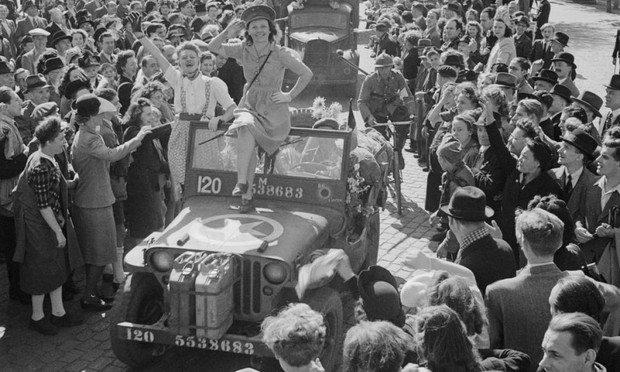 Habitantes de Bruselas reciben a las tropas británicas y belgas tras la liberación de la ciudad, el 4 de septiembre de 1944. (Imperial War Museums via Getty Images)