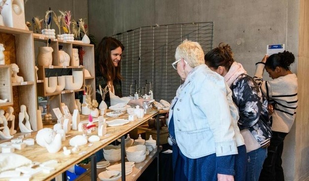 Expo-vente avec 80 artistes, marché de créateurs, bal folk… : les ex-halles Alstom en fête à