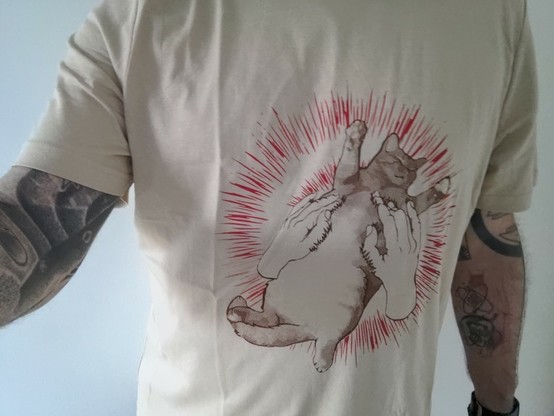 photo : moi portant mon nouveau t-shirt envoyé par @daks : 
le dessin est un détournement de la célèbre pochette de l'album de Godspeed You Black Emperor : Lift Your Skinny Fists Like Antennas To Heaven.
Le dessin original du disque montre une pair de main dans le vide avec un halo rouge autour.

sur le t-shirt le dessin détourné ajoute un chat alongé sur le dos les pattes en l'air dans l'image, de sorte qu'on a l'impression que les mains font des caresses sur le ventre du chat.