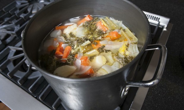 Olla con caldo de verduras. (Spencer Jones / Glasshouse Images)