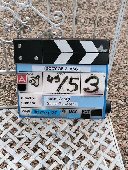 Clap au plateau de tournage à la Villa Bleue de L'Estaque pour le long-métrage de Body of Glass de Naëmi Ada, prod. Soldats Features, février 2025.                                Copyrights : Cécile GUILLAUME BRISSONNIER.