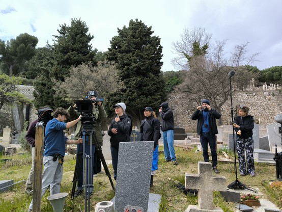 Plateau de tournage à la Villa Bleue de L'Estaque pour le long-métrage de Body of Glass de Naëmi Ada, prod. Soldats Features, février 2025.                                Copyrights : Cécile GUILLAUME BRISSONNIER.