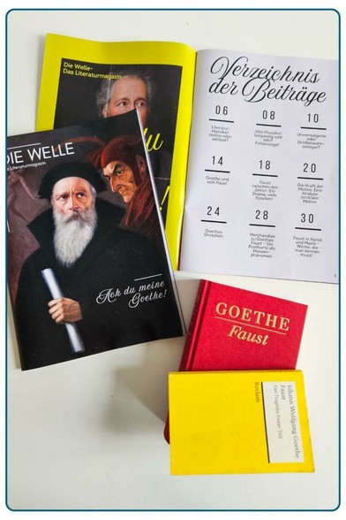 Das Bild zeigt einmal das Cover (DIE WELE Das Literaturmagazin, Ach du meine Goethe") und einmal das Verzeichnis der Beiträge des Magazins sowie eine rotes Buch (GOETHE Faust) und ein gelbes Buch (Johann Wolfgang Goethe Faust Der Tragödie Erster Teil)