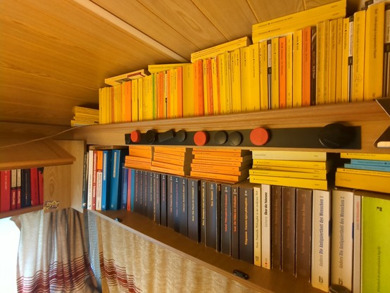 Spine of German non-fiction and specialist books.