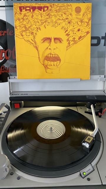 Vinyl Schallplatte „Patto-Patto“ auf einem Plattenspieler.