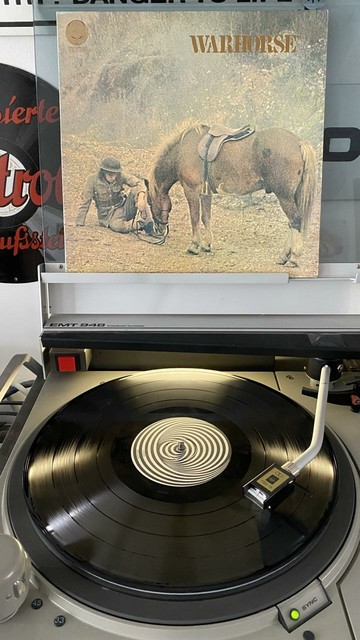 Vinyl Schallplatte Warhorse-Warhorse“ auf einem Plattenspieler.
