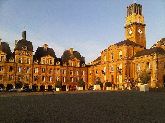 Hôtel de ville à #CharlevilleMézières (#Ardennes) Construction XVIIe siècle. Immeuble, 3 place Ducale : classement par arrêté du 10 octobre 1942 ; Immeuble, 1 place Ducale : classement par décret du 12 août 194...
Suite 👉 https://monumentum.fr/monument-historique/pa00078365/charleville-mezieres-hotel-de-ville
#Patrimoine #MonumentHistorique
Photo CC-BY-SA 4.0 : JPDRUMEL