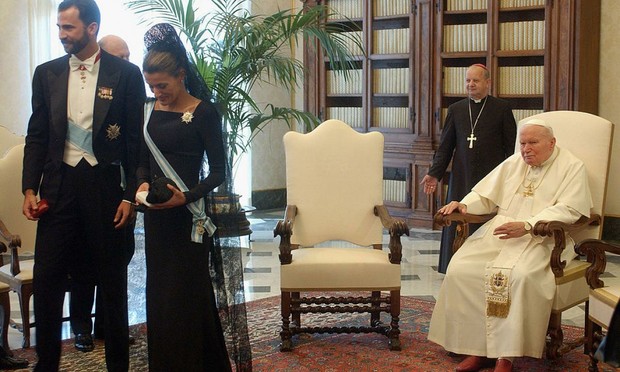 Los entonces príncipes de Asturias, con Juan Pablo II en junio de 2004 (Getty Images)