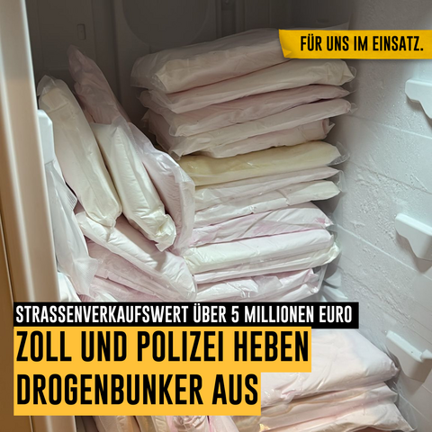Foto: Blick in einen Kühlschrank,  in dem in Beuteln eingeschweißtes Amphetamin gestapelt ist.
Text: Straßenverkaufswert über 5 Millionen Euro: Zoll und Polizei heben Drogenbunker aus