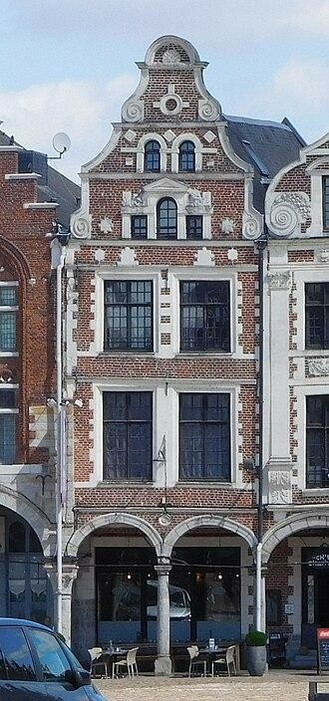 Maison à #Arras (#PasDeCalais) L'ensemble formé par les maisons des 51 et 53 Grand-Place, à l'angle de la rue du Pignon-Bigarré, a conservé l'essentiel de ses dispositions d'origine comme en témoigne la compara...
Suite 👉 https://monumentum.fr/monument-historique/pa00108045/arras-maison
#Patrimoine #MonumentHistorique
Photo CC-BY-SA 4.0 : JiriMatejicek