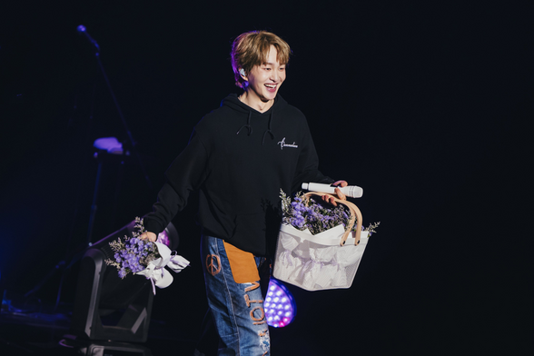 Onew giving out flowers to Jjingu and Shawols